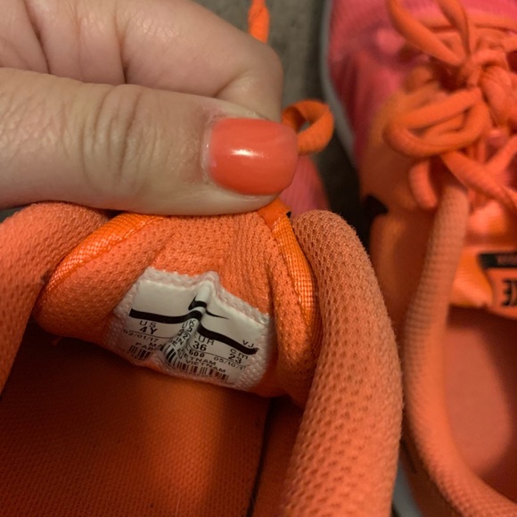 Girls Nike size 4 sneakers - Picture 4 of 5